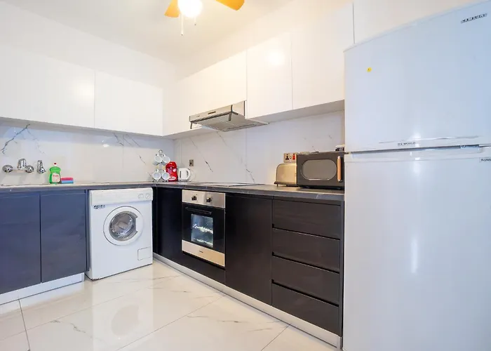 Elena 1b, Center, Pool, Walk To The Πάφος